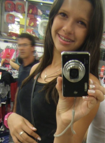 Eu erro. Eu amo. Eu choro. Eu brinco. Eu sorrio. Eu tenho defeitos. Eu tenho qualidades. Eu minto. Eu não sou perfeita, aceite..