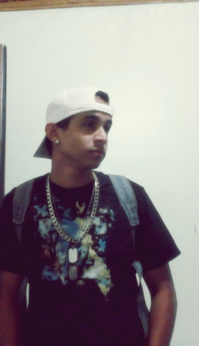 Moro em Brasilia ,tenho 19 anos , Meu sonho é ser astronauta, Entao me segue que eu te levo pra ver as estrelas Comiigoo :)