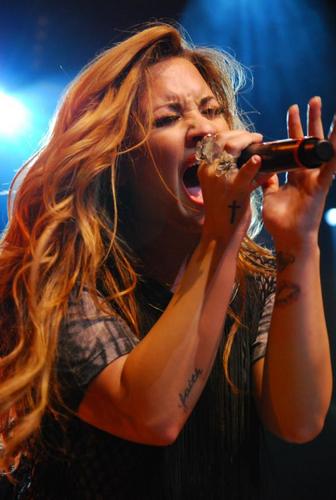 Um amor sem explicação e a prova de tudo. Esse é o amor que tenho pela minha @ddlovato    Since: 01/06/2012