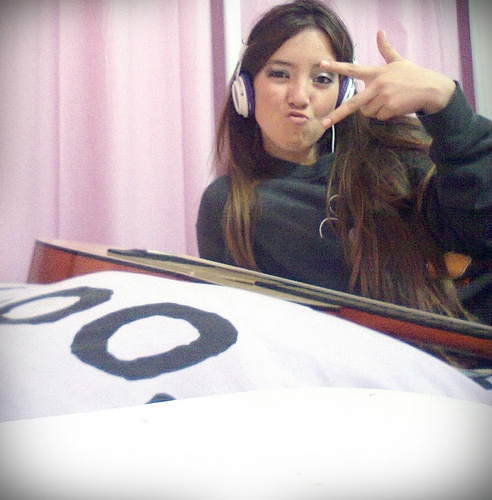 ' Sou fina dança, opina, sorri e faz carona
Quer ser minha pequenina e pro mundo grandona
Meu negócio da China, caipira, brigona ♪♫