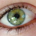 Eu sou apenas um olho verde que twitta. 
(Já faz dez anos que eu só venho aqui quando tô puta)