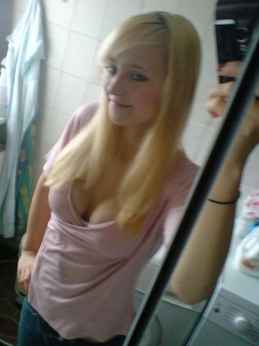 This is my NSFW account. So i can tweet all my dirty thoughts and doings :) and talk to you other dirty people :) say hi x