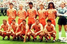 FANS VAN ORANJE @Andalucia. Oranje gekleurde  feestjes bouwen in het zuiden van #Spanje. Relevant = Retweet ¿FAN DE HOLANDA? ¡ADJÚNTATE!  AQUí PATADAS NO DAMOS!