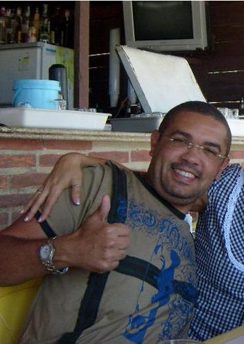 Sou um cara extrovertido e carente.