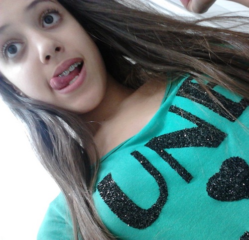 Msn, Facebook, Twitter, Tumblr, amigos, cinema, shopping, balada... Extrovertida , engraçada , legal , louca , inteligente! Segue ? :)