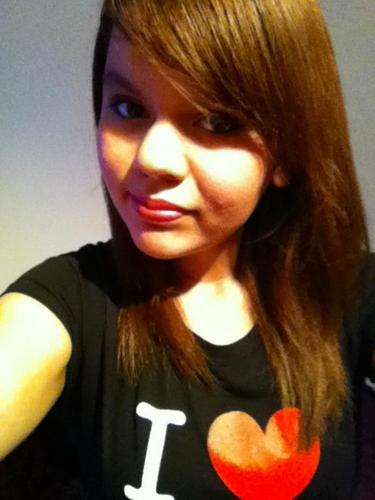 I say whats on my mind, and I tweet about random shit that nobody cares about xP 
Follow me&I'll follow back o:
