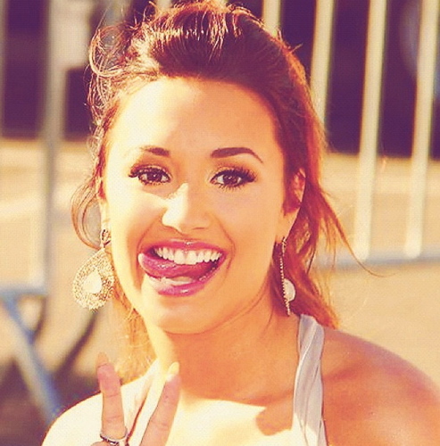 9.04.12 ❤ Criação do Fc !  Uma coisa que tenho para dizer é que AMAMOS A @ddLovato !  Keep Calm And Stay Strong †