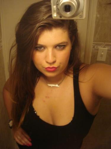 *-*A menina que aos poucos foi deixando as barbies por maquiagem,trocando seu mundo de sonhos por realidades .*-*
