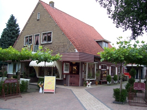 Juwelier Mieke's Sieraderie is een sfeervolle juweliers winkel gevestigd in Doorsnpijk op de Veluwe.Gespecialiseerd in trouwringen en meer..