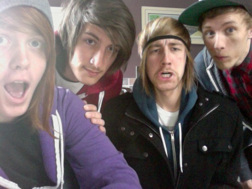 4 guys who like to party : http://t.co/b2tbhOuR
http://t.co/lcLnuGfv