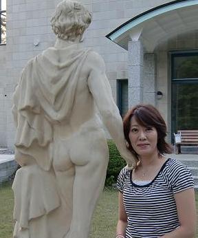 歌人。「かりん」所属、馬場あき子に師事。選者・編集委員。著書『エクウス』『現代歌枕　歌が生まれる場所』『真珠層』等。よみうり文芸選者。八戸大使。古典芸能、競馬など