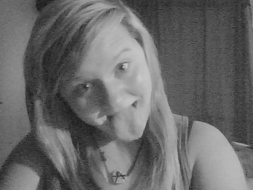 Im A 14 Year Old Girl Thats Trying To Reach Her Dream Of Being a Singer=)I Want to Bring Joy To Peoples Lifes with My Music.