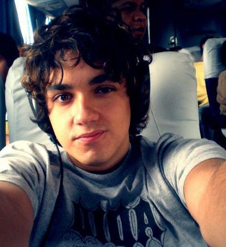 Bio é vida, então vou resumir a minha: @kakareisoficial. Dona: @andressaazeredo