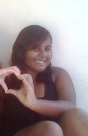 Chata, meiga, boba, bipolar, antipática, sincera, grossa, arrogante... Eu sou tudo, menos perfeita.