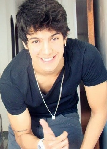 flamenguista, surfista e solteiro hehe ;9