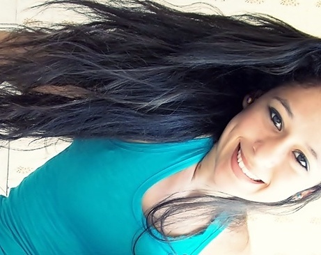 17 anos, Virginiana, ciumenta, Católica, Flamenguista, Irônica :) .  Apenas caminho e tiro de cαda gota de vida o que preciso para viver.