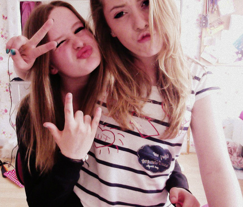 ♥ me zusjes; @xsilvie_ & @naiaraxxx | ♥ me kutwyf; @kleine035boy | ♥ me beste vriendje; @baseguy_ | getrouwd w/ me love; @xbiekje. | bbm; '273676C7.