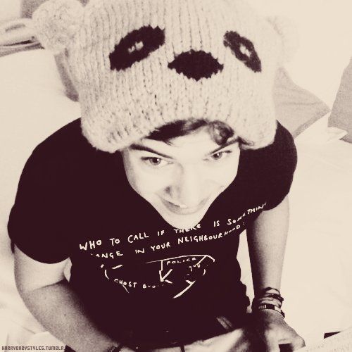 mirrors, carrots, spoons, curls, food. i love 1d, im just a *directioner* ~~FELIZ É MINHA MÃE QUE TEM CINCO GENROS~~