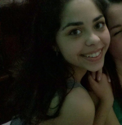 aquariana ♒ - sorridente, baixinha, confusa, se apaixona por frases e sorrisos, ama música, ás vezes escreve, unificaciosnista e viciada na vida.