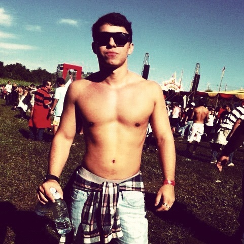 sou apressado e como cru, mas como.