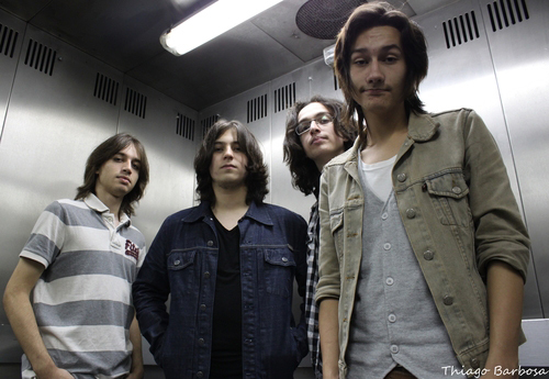 Nós somos a banda Lana de Indie Folk :D Vocal/guitarra: @_SrPanda Baixo: @PedroFabrii Bateria: @rapha_safeno Guitarra: @GuigasLoverBoy