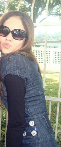 Thailini Santos ,17 anos ,Solteira , cor favorita ,lilais ,roxo e preto, torcedora do timão♥ frase ;Ser feliz é o que Importa ''