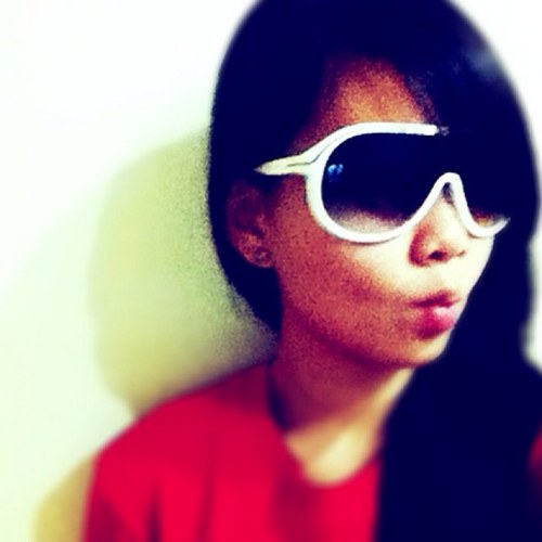 hai people who know me. follow me here. not @vampiresharky。「carpe diem。」