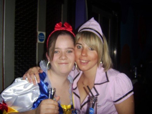 hi im debbie im 20 i lve in sunny blackpool i love going out with friends a