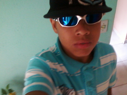sou moreno baixo tenho 14 anos estudo etc