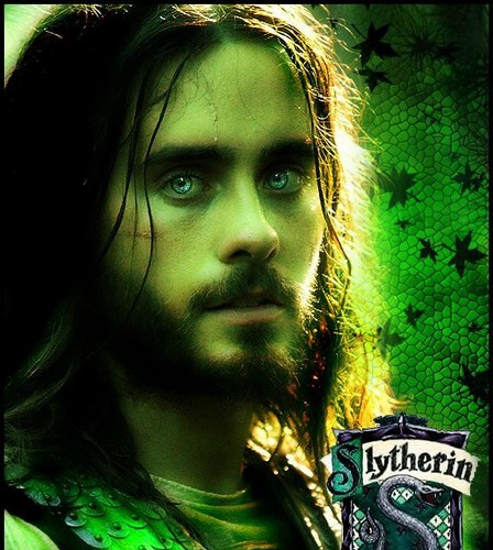 Fantasma de la casa Slytherin. Maté a Helena Ravenclaw por amor. Arrastrando cadenas y gimiendo en la torre de Astronomía. #FreeRol