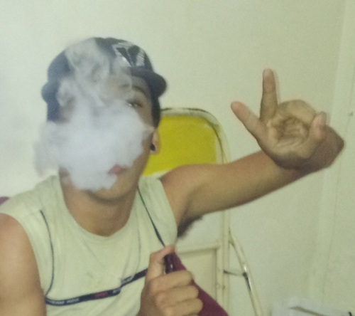 Vocês riem de mim por eu ser diferente, e eu rio de vocês por serem todos iguais. Tenho em mim todos os sonhos do mundo e que a minha loucura seja perdoada.