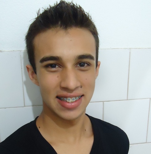 A vida é uma peça de teatro que não permite ensaios. Por isso, cante, dance, ria e viva intensamente, antes que a cortina se feche e a peça termine sem aplausos