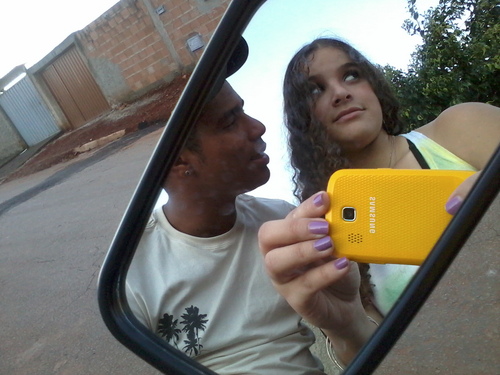 Sou 1 pessoa extrovertida gosto de curtir a vida, vivo a vida com seus momentos bons e ruins com seus altos e baixos + sou sempre aquela menininha q gosta de s2
