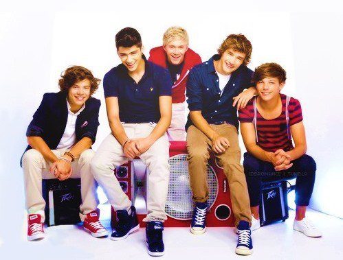 i love: Harry,Louis,Liam,Zayn & Niall. Directioner since '11 ;) 
Ur last news about Niall & 1D Just here :)