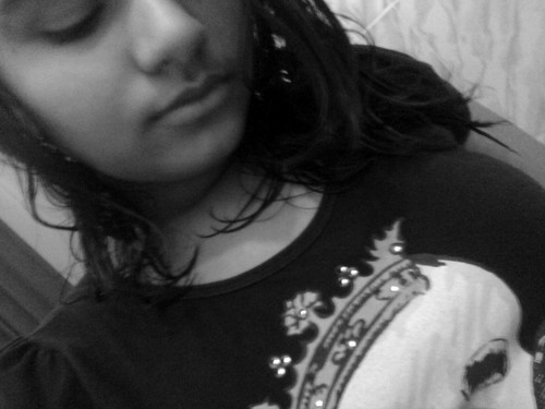 so uma garotinha vivendo seu mudinho pleto e blanco ^^
A rockeila meio doida .