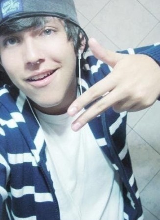Gustavo 15,geminiano,chato,idiota,estupido,feio,bobo, NY, chocolate, EUA, Lady Gaga,extrovertido, Follow me !
