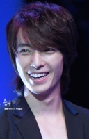 كبف اكل عشاي وانت على بالي ماتغيب حتى الدجاج الي في الصحن يضحك على حالي DONGHAE اعشقك