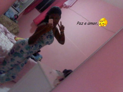 Exportadora de nióbio e professora de papiamento.
(Risos.)

Ai que calor , quelia tanto um sovetinho.. '\