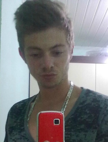 Eu sou aquele magrinho q incomoda, q faz a moda, o mais bonitinho da roda.
http://t.co/naIe1w4Vt5