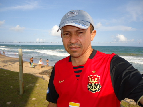 Amo uma boa leitura, futebol, velocidade, minha família sendo que Deus em primeiríssimo lugar.