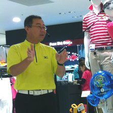 福岡を拠点にジュニアを中心としたゴルフスクール・レッスンを行っています。ミズノゴルフスクールインストラクター。芥屋ゴルフアカデミーヘッドプロ。公益社団法人日本プロゴルフ協会A級ティーチングプロ。一般社団法人レッシュプロジェクト公認トレーナー(マスター級)。