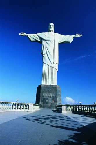 É também conhecida por Cidade Maravilhosa, e aquele que nela nasce é chamado de carioca.