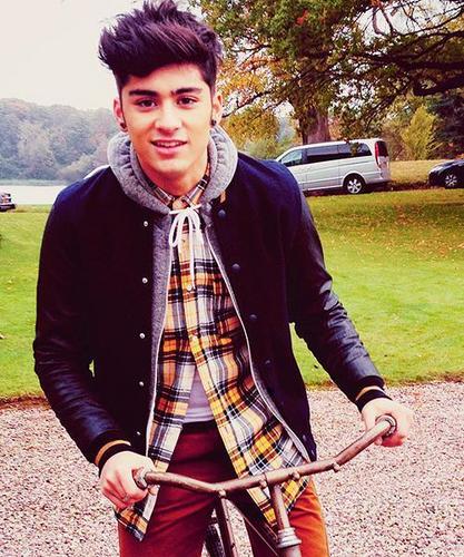 DopeyFaker's profile picture. I didn't break any tables... .-. ~Single.Bi~