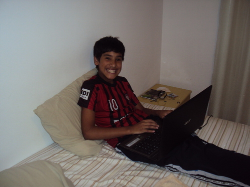 japa-preto *-* chamado vine ,amo heavy metal principalmente avenged sevenfold.carente a maioria das vezes mais se precisar de ajuda pode contar comigo :D