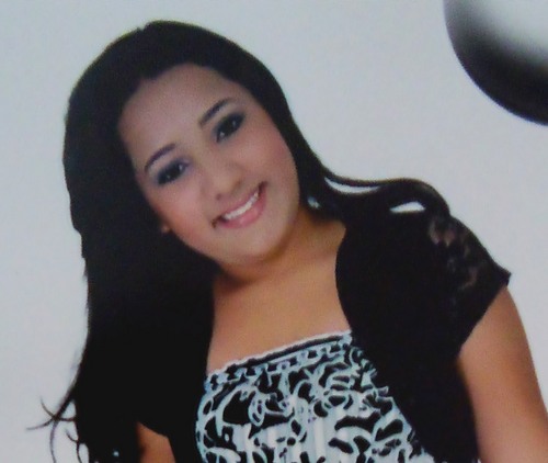 ”15 anos, namorada do #paulosergio *-* sincera,cristã i apaixonada por #jesus #familia, e #amigos =* quer saber mais?Então segue ai =)