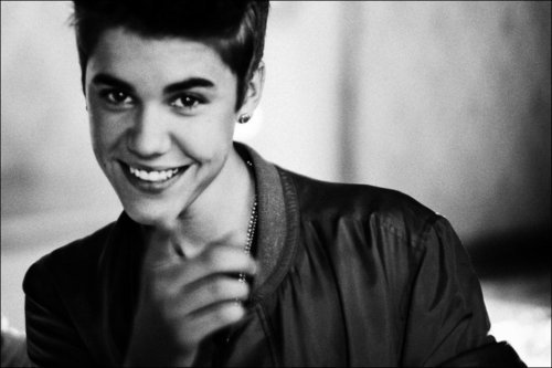 Não posso escrever minha bio agora ,vou entrar na igreja.O Jus esta me esperando no altar! Me siga e ganhe um saquinho de jujubas e 1bj do @justinbieber