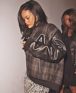 Merhaba ben Mine!:) 16 yaşındayım. @rihanna Benim yaşam tarzım,Şarkılarında Mutluluk,Huzur bulduğum kadın!