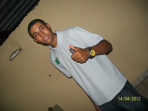 Sou ciumento, possessivo, bobo, inseguro, romântico, chorao, mandao, orgulhoso, sonhador, exagerado e dramático. Prazer! Khristian Sodré