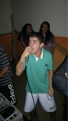 A VIDA É UMA ESCOLA CADA UM TEM U QUI MERECE EU SEI QUI TUDO POSSO NAQUELE QUI MI FORTALECE!!!