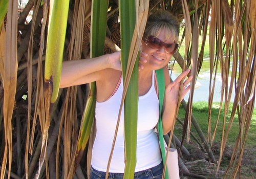 Registered nurse and sports fan!  Mother of six and wife of one! :)